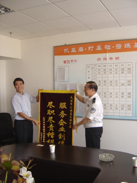  外資企業(yè)送錦旗感謝轄區(qū)公安民警