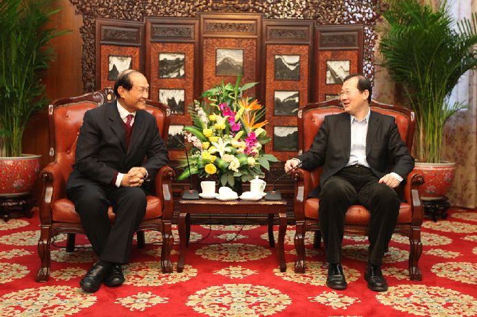 任學(xué)鋒副市長(zhǎng)會(huì)見(jiàn)康師傅控股公司中國(guó)區(qū)董事長(zhǎng)趙慧敬一行